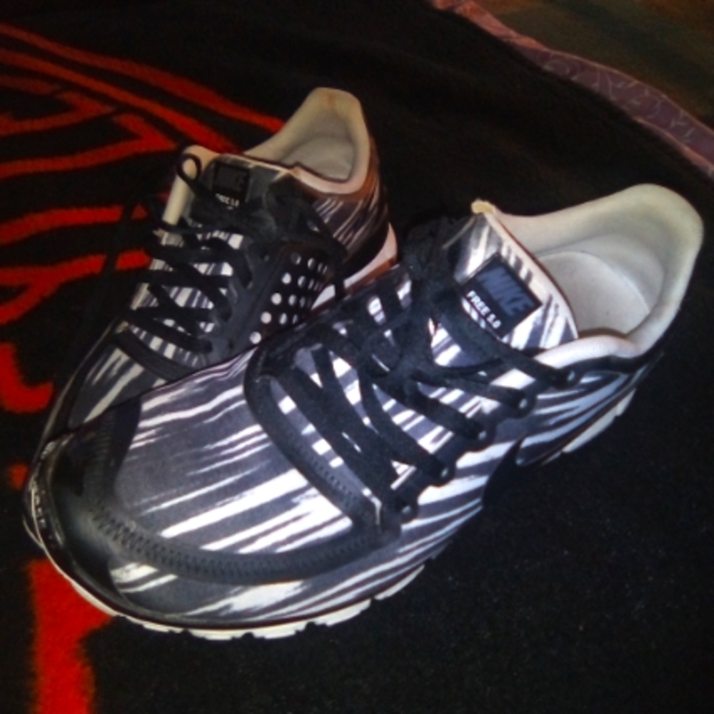 Nike black wit tiger shoes sp, 5.0,inning  she's very light 10.5 and top nikesho